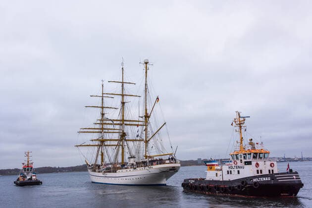 Bilder des Jahres 2021, News 11 November News Themen der Woche KW46 News Bilder des Tages Kiel, Germany 19. November 2021, Marinestützpunkt Kiel Wik. Leinen los! Segelschulschiff Gorch Fock legt heute nach rund sechs Jahren Sanierung unter dem Kommando von Kapitän zur See Nils Brandt mit 120 Besatzungsmitgliedern zur Ausbildungsfahrt zu den Kanarischen Inseln ab und wird 6 Monate unterwegs sein. Letzte Restarbeiten wurden am Liegeplatz an der Gorch-Fock-Mole erledigt und auch das Problem der verunreinigten Frischwasseranlage ist behoben. *** Kiel, Germany 19 November 2021, Naval Base Kiel Wik Cast off Sail training ship Gorch Fock sets sail today after about six years of refurbishment under the command of Captain Nils Brandt with 120 crew members for a training voyage to the Canary Islands and will be underway for 6 months