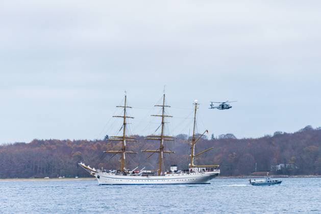 Kiel, Germany 19. November 2021, Marinestützpunkt Kiel Wik. Leinen los! Segelschulschiff Gorch Fock legt heute nach rund sechs Jahren Sanierung unter dem Kommando von Kapitän zur See Nils Brandt mit 120 Besatzungsmitgliedern zur Ausbildungsfahrt zu den Kanarischen Inseln ab und wird 6 Monate unterwegs sein. Letzte Restarbeiten wurden am Liegeplatz an der Gorch-Fock-Mole erledigt und auch das Problem der verunreinigten Frischwasseranlage ist behoben. *** Kiel, Germany 19 November 2021, Naval Base Kiel Wik Cast off Sail training ship Gorch Fock sets sail today after about six years of refurbishment under the command of Captain Nils Brandt with 120 crew members for a training voyage to the Canary Islands and will be underway for 6 months