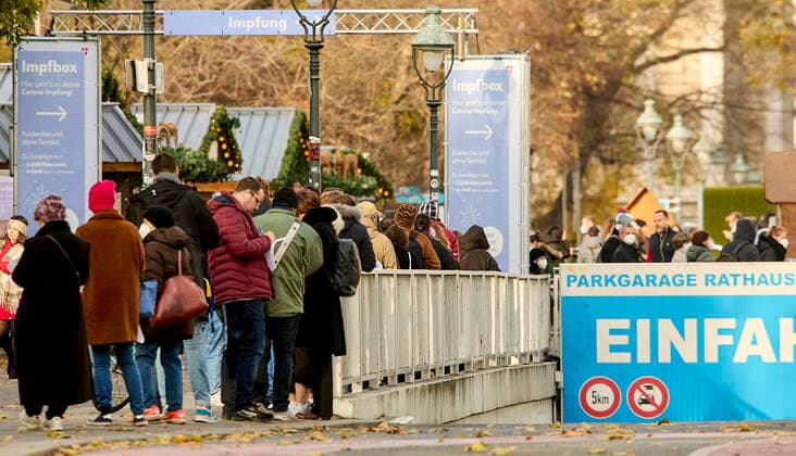 photonews.at - Wien 19.11.2021 - Coronavirus-Krise - Heute hat die österreichische Bundesregierung den, für ganz Österreich geltenden, 4. Lockdown der mit dem 22.11.2021 beginnen soll verkündet. Der Lockdown ist notwendig da die Zahl der Infizierten seit Wochen stark steigend ist und Österreich heute eine Inzidenz von 990,7 hat. Dazu kommt dass bis heute erst 65,7% der impffähigen Bevölkerung voll geimpft ist PHOTO: Ein lange Schlange Impfwilliger bildete sich heute am frühen Nachmittag vor der Impfbox neben deim Wiener Christkindlmarkt auf dem rathausplatz. Vienna (AUSTRIA) - Coronavirus crisis - Today the Austrian federal government announced the 4th lockdown, which applies to all of Austria and which should begin on November 22nd 
