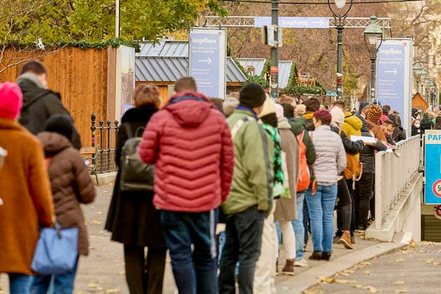 photonews.at - Wien 19.11.2021 - Coronavirus-Krise - Heute hat die österreichische Bundesregierung den, für ganz Österreich geltenden, 4. Lockdown der mit dem 22.11.2021 beginnen soll verkündet. Der Lockdown ist notwendig da die Zahl der Infizierten seit Wochen stark steigend ist und Österreich heute eine Inzidenz von 990,7 hat. Dazu kommt dass bis heute erst 65,7% der impffähigen Bevölkerung voll geimpft ist PHOTO: Ein lange Schlange Impfwilliger bildete sich heute am frühen Nachmittag vor der Impfbox neben deim Wiener Christkindlmarkt auf dem rathausplatz. Vienna (AUSTRIA) - Coronavirus crisis - Today the Austrian federal government announced the 4th lockdown, which applies to all of Austria and which should begin on November 22nd 