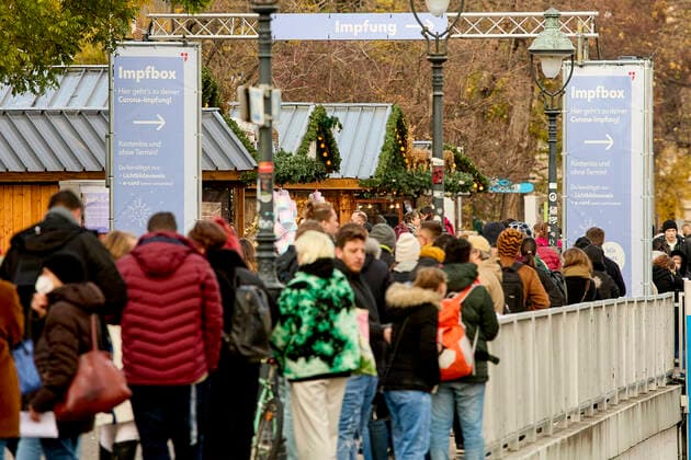 photonews.at - Wien 19.11.2021 - Coronavirus-Krise - Heute hat die österreichische Bundesregierung den, für ganz Österreich geltenden, 4. Lockdown der mit dem 22.11.2021 beginnen soll verkündet. Der Lockdown ist notwendig da die Zahl der Infizierten seit Wochen stark steigend ist und Österreich heute eine Inzidenz von 990,7 hat. Dazu kommt dass bis heute erst 65,7% der impffähigen Bevölkerung voll geimpft ist PHOTO: Ein lange Schlange Impfwilliger bildete sich heute am frühen Nachmittag vor der Impfbox neben deim Wiener Christkindlmarkt auf dem rathausplatz. Vienna (AUSTRIA) - Coronavirus crisis - Today the Austrian federal government announced the 4th lockdown, which applies to all of Austria and which should begin on November 22nd 
