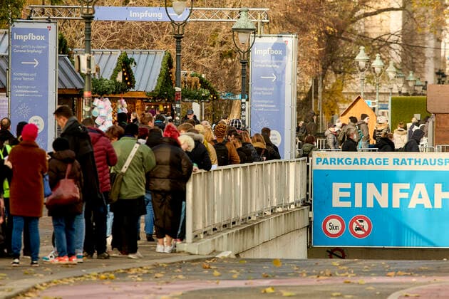 photonews.at - Wien 19.11.2021 - Coronavirus-Krise - Heute hat die österreichische Bundesregierung den, für ganz Österreich geltenden, 4. Lockdown der mit dem 22.11.2021 beginnen soll verkündet. Der Lockdown ist notwendig da die Zahl der Infizierten seit Wochen stark steigend ist und Österreich heute eine Inzidenz von 990,7 hat. Dazu kommt dass bis heute erst 65,7% der impffähigen Bevölkerung voll geimpft ist PHOTO: Ein lange Schlange Impfwilliger bildete sich heute am frühen Nachmittag vor der Impfbox neben deim Wiener Christkindlmarkt auf dem rathausplatz. Vienna (AUSTRIA) - Coronavirus crisis - Today the Austrian federal government announced the 4th lockdown, which applies to all of Austria and which should begin on November 22nd 
