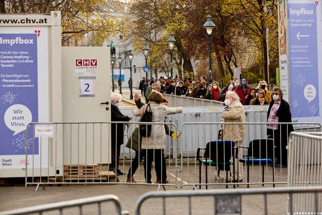 photonews.at - Wien 19.11.2021 - Coronavirus-Krise - Heute hat die österreichische Bundesregierung den, für ganz Österreich geltenden, 4. Lockdown der mit dem 22.11.2021 beginnen soll verkündet. Der Lockdown ist notwendig da die Zahl der Infizierten seit Wochen stark steigend ist und Österreich heute eine Inzidenz von 990,7 hat. Dazu kommt dass bis heute erst 65,7% der impffähigen Bevölkerung voll geimpft ist PHOTO: Ein lange Schlange Impfwilliger bildete sich heute am frühen Nachmittag vor der Impfbox neben deim Wiener Christkindlmarkt auf dem rathausplatz. Vienna (AUSTRIA) - Coronavirus crisis - Today the Austrian federal government announced the 4th lockdown, which applies to all of Austria and which should begin on Novem 