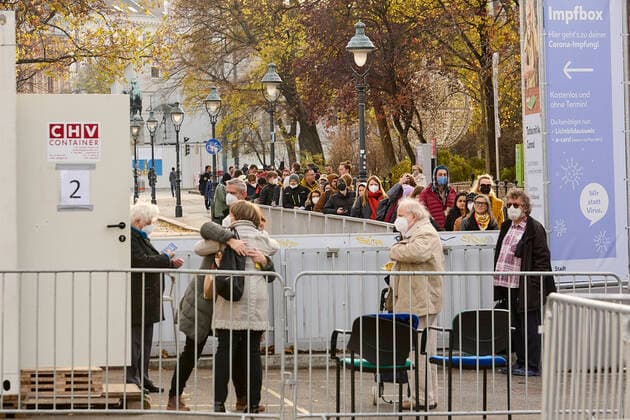 News Bilder des Tages photonews.at - Wien 19.11.2021 - Coronavirus-Krise - Heute hat die österreichische Bundesregierung den, für ganz Österreich geltenden, 4. Lockdown der mit dem 22.11.2021 beginnen soll verkündet. Der Lockdown ist notwendig da die Zahl der Infizierten seit Wochen stark steigend ist und Österreich heute eine Inzidenz von 990,7 hat. Dazu kommt dass bis heute erst 65,7% der impffähigen Bevölkerung voll geimpft ist PHOTO: Ein lange Schlange Impfwilliger bildete sich heute am frühen Nachmittag vor der Impfbox neben deim Wiener Christkindlmarkt auf dem rathausplatz. Vienna (AUSTRIA) - Coronavirus crisis - Today the Austrian federal government announced the 4th lockdown, which applies to all of Austria and which should begin on Novem 