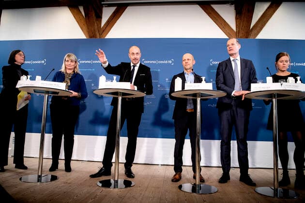 Direktoer i Styrelsen for Forsyningssikkerhed, Lisbet Zilmer-Johns Direktoer i Styrelsen for Patientsikkerhed Anette Lykke-Petri Sundhedsminister Magnus Heunicke (S), Direktoer i Statens Serum Institut, Henrik Ullum, Direktoer i Laegemiddelstyrelsen, Lars Bo Nielsen Helene Probst, vicedirektoer i Sundhedsstyrelsen ved briefing med status paa COVID-19-situationen i Eigtveds Pakhus i Koebenhavn fredag den 19. november 2021. , Copenhagen Denmark Copyright: NILSxMEILVANG NilsxMeilvangx cop104 spdk20211119-151812-L