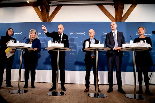 Direktoer i Styrelsen for Forsyningssikkerhed, Lisbet Zilmer-Johns Direktoer i Styrelsen for Patientsikkerhed Anette Lykke-Petri Sundhedsminister Magnus Heunicke (S), Direktoer i Statens Serum Institut, Henrik Ullum, Direktoer i Laegemiddelstyrelsen, Lars Bo Nielsen Helene Probst, vicedirektoer i Sundhedsstyrelsen ved briefing med status paa COVID-19-situationen i Eigtveds Pakhus i Koebenhavn fredag den 19. november 2021.. , Copenhagen Copyright: NILSxMEILVANG NilsxMeilvangx cop104 spdk20211119-153013-L