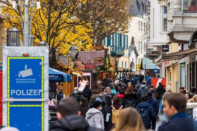 Ein Kameraturm der Bonner Polizei ist ein Teil der der Sicherheitsmaßnahmen auf dem Bahnhofsvorplatz - Bonner Weihnachtsmarkt im Schatten der Corona Pandemie. Auf dem Marktgelände gilt die 2G Regel (geimpft oder genesen) zudem herrscht im Innenstadtbereich die Maskenpflicht 19.11.2021 Bonn Innenstadt NRW Deutschland