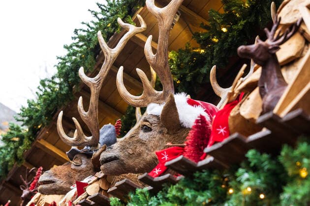 Singende Hirsche unterhalten die Besucher vom Dach eines Glühweinstandes - Der Bonner Weihnachtsmarkt im Schatten der Corona Pandemie. Auf dem Marktgelände gilt die 2G Regel (geimpft oder genesen) zudem herrscht im Innenstadtbereich die Maskenpflicht 19.11.2021 Bonn Innenstadt NRW Deutschland