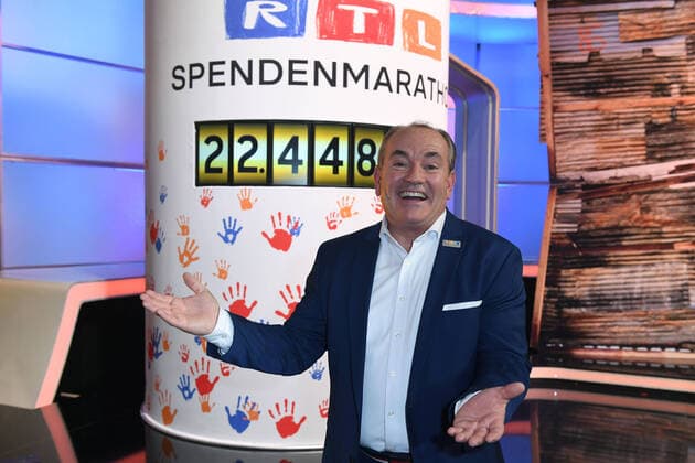 Bilder des Jahres 2021, Entertainment 11 November Entertainment Themen der Woche KW46 Entertainment Bilder des Tages RTL-Spendenmarathon 2021 am 19.11.2021 im EMG Studio 8 in Hürth Wolfram Kons präsentiert den Endstand ( EUR 22.448.676 ) beim RTL-Spendenmarathon 2021 am 19.11.2021 im EMG Studio 8 in Hürth. *** RTL Spendenmarathon 2021 on 19 11 2021 at EMG Studio 8 in Hürth Wolfram Kons presents the final score EUR 22 448 676 at the RTL Spendenmarathon 2021 on 19 11 2021 at EMG Studio 8 in Hürth xRx
