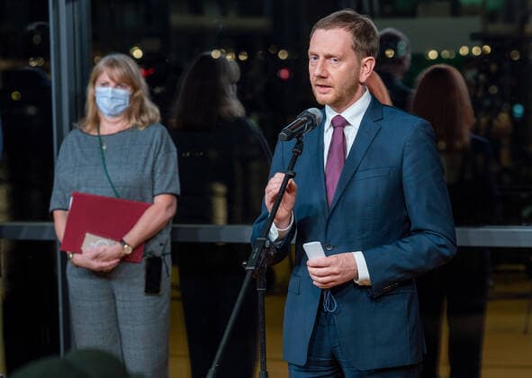Bilder des Jahres 2021, News 11 November News Themen der Woche KW46 News Bilder des Tages GER Sachsen Dresden - Landtag Kabinettspressekonferenz zur bedrohlichen pandemischen Lage Pandemie Corona hohen Inzidenzenzahlen und notwendigen Impfungen und einem daraus und durch den MP Ministerpräsidenten des Freistaates Sachsens Michael Kretschmer ( CDU ) verkündeten Lockdown in der vierten Welle der Pandemie - hier im Foto dahinter Gesundheitsministerin Barbara Köpping 19.11.21 191121 - *** GER Saxony Dresden State Parliament Cabinet press conference on the threatening pandemic situation Pandemic Corona high incidence figures and necessary vaccinations and a lockdown announced from this and by the MP Prime Minister of the Free State of Saxony Michael Kretschmer CDU in the fourth wave of the pandemic here in the photo beh