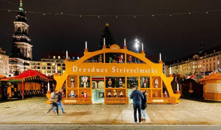 Bilder des Jahres 2021, News 11 November News Themen der Woche KW46 News Bilder des Tages GER Sachsen Dresden - Altmarkt Blick auf den geschlossenen 587. Striezelmarkt - bis zuletzt wurde am Freitagnachmittag gehofft den traditonellen Weihnachtsmarkt öffnen zu können - doch durch den neuerlichen Teil Lockdown bleibt er vorerst bis zum 12. Dezember geschlossen und gehen die Lichter auf dem Riesenschwibbogen der Firma Gahlenz Holzkunst GmbH nicht an und dreht sich auch die Riesenpyramide im Hintergrund nicht 19.11.21 - *** GER Saxonia Dresden old market view of the closed 587 Striezelmarkt to last was hoped on Friday afternoon the traditonellen Christmas market to be able to open however by the recent part Lockdown it remains for the time being to 12 December closed and do not go the lights on the giant Schwibbogen of the