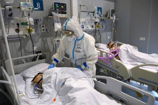 Russia Coronavirus Treatment 6700008 19.11.2021 A medical specialist treats patients at an intensive care ward at a pavilion of the Exhibition of Achievements of National Economy (VDNH), which was converted into a reserve hospital for people suffering from the coronavirus disease, in Moscow, Russia. Ilya Pitalev Sputnik Moscow Russia  Copyright: xIlyaxPitalevx
