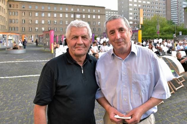Filmvorführung Ballon im Rahmen des Campus-Kino auf dem Innenhof des Campuses der Demokratie Aufführung des Filmes Ballon von Michael Herbig von 2018. Im Gespräch Zeitzeuge Karl-Heinz Richter. Roland Jahn und Wolfgang Templin Berlin-Lichtenberg Berlin Deutschland *** Film screening Balloon as part of the Campus Kino in the courtyard of the Campus of Democracy Performance of the film Balloon by Michael Herbig from 2018 In conversation Contemporary witness Karl Heinz Richter Roland Jahn and Wolfgang Templin Berlin Lichtenberg Berlin Germany