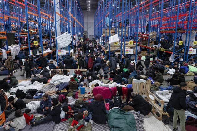 Bilder des Jahres 2021, News 11 November News Themen der Woche KW46 GRODNO REGION, BELARUS - NOVEMBER 19, 2021: Refugees at the Bruzgi Transport Logistical Centre, some 1.5 km northeast of Kuznica Bialostocka-Bruzgi border crossing on the Belarusian-Polish border. The migrant crisis on the border of Belarus with Poland, Lithuania, and Latvia escalated on November 8. This year, Polish border guards have prevented more than 35,000 attempts to illegally cross the Polish-Belarusian border, which is 400 times more than last year. Sergei Bobylev TASS  TS1188E4