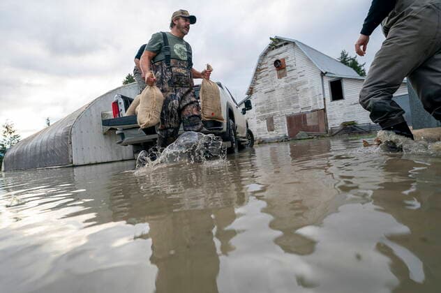 November 19, 2021, ABBOTSFORD, BC, CANADA: People load sand bags to try and stop the rising flood waters in Barrowtown near Abbotsford, B.C., Friday, November 19, 2021. ABBOTSFORD CANADA  - ZUMAc35_ 20211119_zaf_c35_128 Copyright: xJonathanxHaywardx