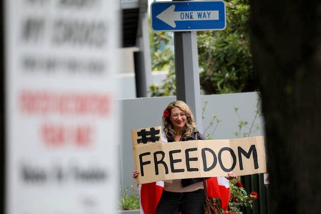 New Zealand Protesters March Against COVID-19 Restrictions A member of the public attends a protest march organized by Freedom and Rights Coalition to demand an end to Covid-19 restrictions and mandatory vaccination in Christchurch, New Zealand on November 20, 2021. Ninety-one percent of New Zealanders over the age of 12 have had their first dose, and 82 per cent are fully vaccinated. So far the country has reported 9,652 cases and 38 deaths by November 19. Christchurch New Zealand  Copyright: xSankaxVidanagamax vidanagama-notitle211120_npGqJ