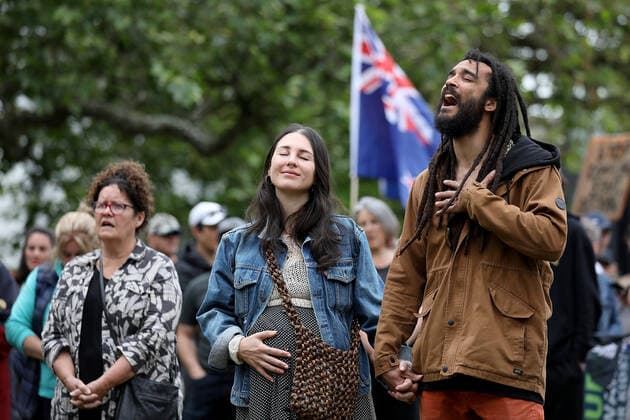 News Bilder des Tages New Zealand Protesters March Against COVID-19 Restrictions People attend a protest march organized by Freedom and Rights Coalition to demand an end to Covid-19 restrictions and mandatory vaccination in Christchurch, New Zealand on November 20, 2021. Ninety-one percent of New Zealanders over the age of 12 have had their first dose, and 82 per cent are fully vaccinated. So far the country has reported 9,652 cases and 38 deaths by November 19. Christchurch New Zealand  Copyright: xSankaxVidanagamax vidanagama-notitle211120_npzhu