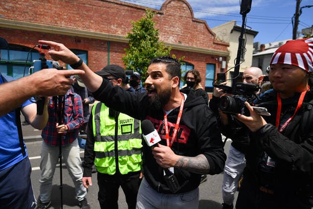PRO VACCINATION RALLY MELBOURNE, Right-wing activist Avi Yemini reacts to a police officer during a counter protest against anti-vaxxers, the far-right and fascism in Melbourne, Saturday, November 20, 2021. The Campaign Against Racism & Fascism group is planning rallies in capital cities to protest against the far-right, anti-vaxxers, and anti-lockdowners. ( NO ARCHIVING, EDITORIAL USE ONLY, NO USE IN BOOKS WITHOUT CONSENT MELBOURNE VIC AUSTRALIA  Copyright: xJOELxCARRETTx 20211120001598384059