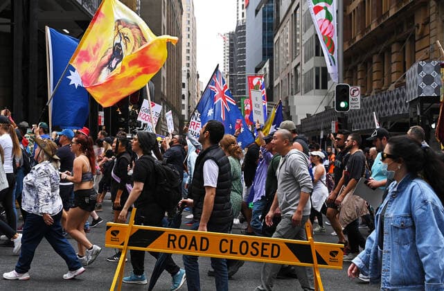 COVID19 FREEDOM RALLY SYDNEY, People participate in The Worldwide Rally for Freedom protest against mandatory vaccinations and lockdown measures in Sydney, Saturday, November 20, 2021. The Worldwide Rally for Freedom is a day of rallies purportedly for freedom across many countries, including Australia. ( NO ARCHIVING, EDITORIAL USE ONLY, NO USE IN BOOKS WITHOUT CONSENT SYDNEY NSW AUSTRALIA  Copyright: xSTEVENxSAPHOREx 20211120001598420381