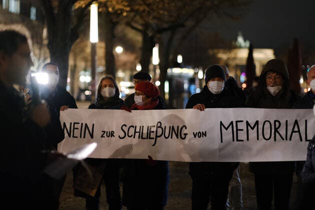 Demonstranten protestieren vor der Botschaft der Russischen Föderation in Berlin-Mitte gegen die Schließung der russischen Menschenrechtsorganisation Memorial. Rally against the closure of Russian human rights organisation Memorial in front of the Russian embassy in Berlin. snapshot-photography xK.M.Krause *** Demonstrators protest in front of the Embassy of the Russian Federation in Berlin Mitte Rally against the closure of Russian human rights organisation Memorial in front of the Russian embassy in Berlin snapshot photography xK M Krause