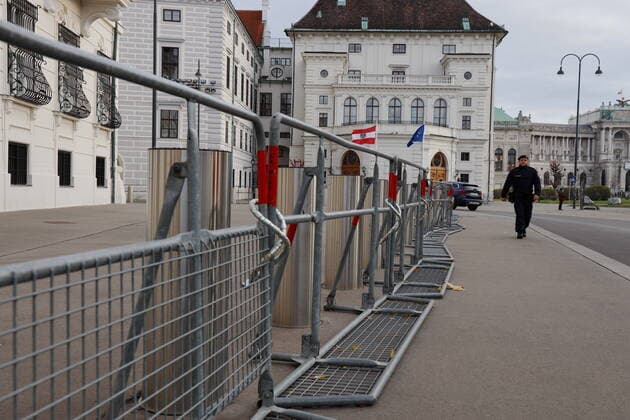 Polizeiabsperrung am Ballhausplatz Wien, Ballhausplatz, 20. 11. 2021 Bundeskanzleramt und Präsidentschaftskanzlei hinter Absperrung