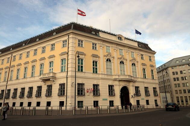 Polizeiabsperrung am Ballhausplatz Wien, Ballhausplatz, 20. 11. 2021 Bundeskanzleramt und Präsidentschaftskanzlei hinter Absperrung