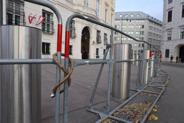 Polizeiabsperrung am Ballhausplatz Wien, Ballhausplatz, 20. 11. 2021 Bundeskanzleramt und Präsidentschaftskanzlei hinter Absperrung