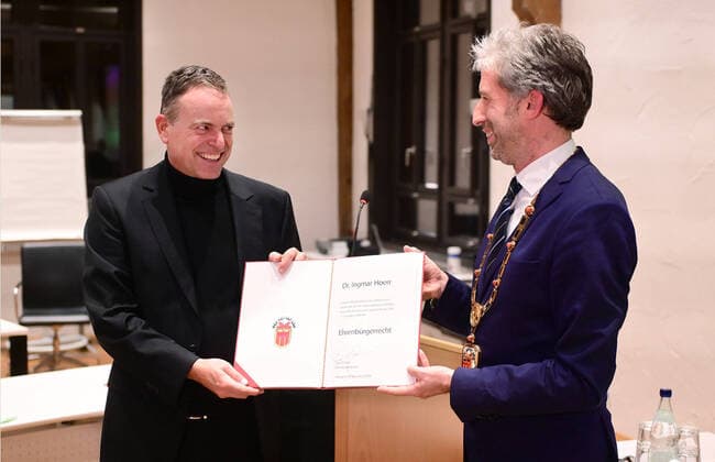 Bilder des Jahres 2021, News 11 November News Themen der Woche KW46 Tuebingen 20.11.2021 Die Universitaetsstadt Tuebingen verleiht Dr. Ingmar Hoerr, Gruender von CureVac und Wegbereiter fuer die mRNA-Impfstoff-Technologie, das Ehrenbuergerrecht. Oberbuergermeister Boris Palmer (re, Die Gruenen) mit Amtskette ueberreichte Dr. Ingmar Hoerr die Ehrenbuerger-Urkunde. *** Tuebingen 20 11 2021 The University City of Tuebingen awards Dr Ingmar Hoerr, founder of CureVac and pioneer of mRNA vaccine technology, honorary citizenship Mayor Boris Palmer re, The Greens with chain of office presented the honorary citizenship certificate to Dr Ingmar Hoerr.