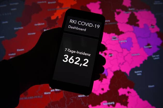 Coronavirus in Deutschland - Covid-19-Dashboard des Robert Koch-Institut 20.11.2021, Robert Koch-Institut: 7-Tage-Inzidenz 362,2. 7-Tage-Fallzahl 301.174. COVID-19-Fälle 5.312.215. Zugang um 63.924 gegenüber dem Vortag. COVID-19-Todesfälle 98.987. Zugang um 248 gegenüber dem Vortag. 7-Tage-Inzidenz Hospitalisierung 5,34.