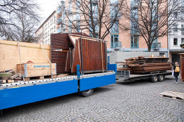 Muenchen, Haidhausen traurig schaut es aus auf dem Haidhauser Weihnachtsmarkt, auf dem Weissenburger Platz , die hohen Fallzahlen fuehren dazu, dass die Buden kaum aufgebaut muessen wegen der Abasge des Weihnachtsmarktes wieder abgebaut werden