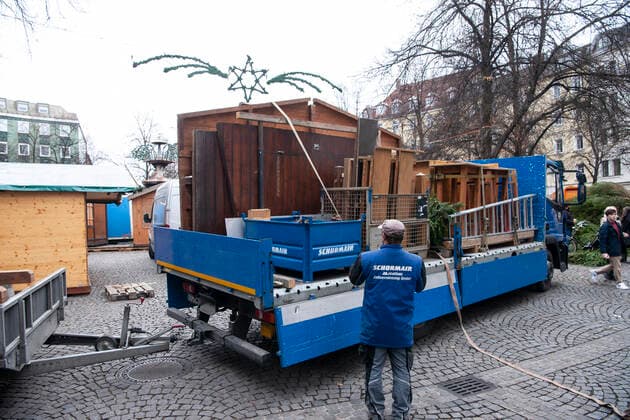 Muenchen, Haidhausen traurig schaut es aus auf dem Haidhauser Weihnachtsmarkt, auf dem Weissenburger Platz , die hohen Fallzahlen fuehren dazu, dass die Buden kaum aufgebaut muessen wegen der Abasge des Weihnachtsmarktes wieder abgebaut werden