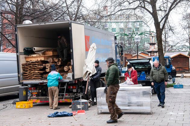 Muenchen, Haidhausen traurig schaut es aus auf dem Haidhauser Weihnachtsmarkt, auf dem Weissenburger Platz , die hohen Fallzahlen fuehren dazu, dass die Buden kaum aufgebaut muessen wegen der Abasge des Weihnachtsmarktes wieder abgebaut werden