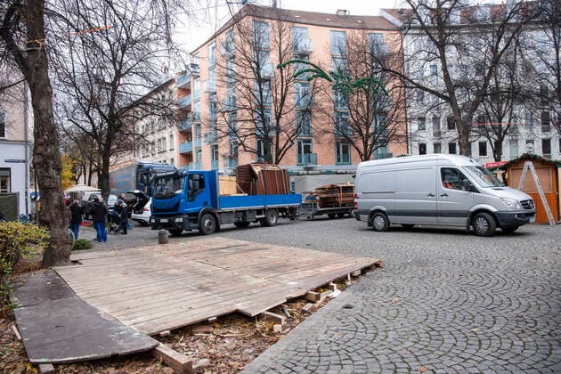 Muenchen, Haidhausen traurig schaut es aus auf dem Haidhauser Weihnachtsmarkt, auf dem Weissenburger Platz , die hohen Fallzahlen fuehren dazu, dass die Buden kaum aufgebaut muessen wegen der Abasge des Weihnachtsmarktes wieder abgebaut werden
