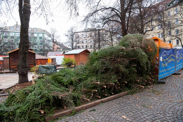 Muenchen, Haidhausen traurig schaut es aus auf dem Haidhauser Weihnachtsmarkt, auf dem Weissenburger Platz , die hohen Fallzahlen fuehren dazu, dass die Buden kaum aufgebaut muessen wegen der Abasge des Weihnachtsmarktes wieder abgebaut werden