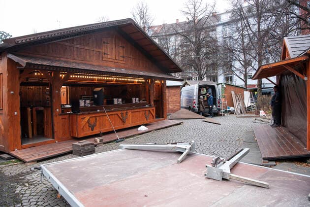 Muenchen, Haidhausen traurig schaut es aus auf dem Haidhauser Weihnachtsmarkt, auf dem Weissenburger Platz , die hohen Fallzahlen fuehren dazu, dass die Buden kaum aufgebaut muessen wegen der Abasge des Weihnachtsmarktes wieder abgebaut werden