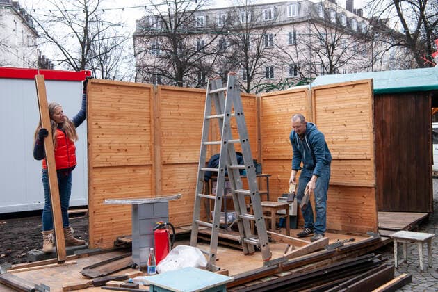 Muenchen, Haidhausen traurig schaut es aus auf dem Haidhauser Weihnachtsmarkt, auf dem Weissenburger Platz , die hohen Fallzahlen fuehren dazu, dass die Buden kaum aufgebaut muessen wegen der Abasge des Weihnachtsmarktes wieder abgebaut werden