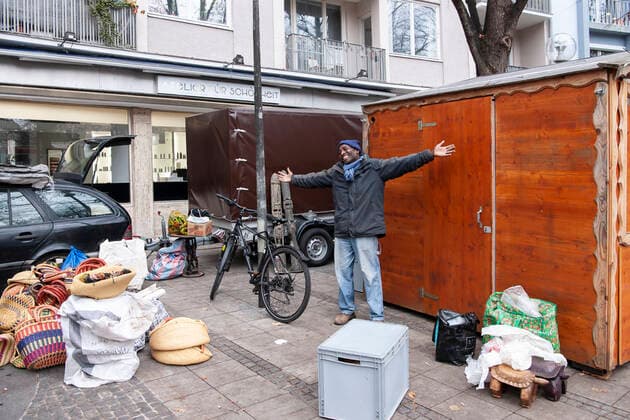 Muenchen, Haidhausen traurig schaut es aus auf dem Haidhauser Weihnachtsmarkt, auf dem Weissenburger Platz , die hohen Fallzahlen fuehren dazu, dass die Buden kaum aufgebaut muessen wegen der Abasge des Weihnachtsmarktes wieder abgebaut werden, die Haendler sind machtlos