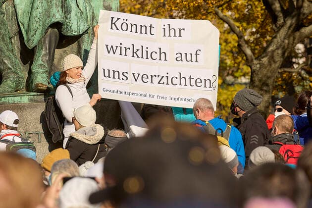 - Wien 20.11.2021 - Coronavirus Krise - Zwei Tage vor dem 4. Österreich weiten Lockdown und der für Februar angekündigten Impfpflicht waren heute, allein in Wien, über 10 Demonstrationen gegen die Coronamaßnehmen der Regierung angemeldet. Auch die Freiheitliche Partei (FPÖ) zählt zu den Organisatoren. Es galt eine FFP2-Maskenpflicht. Die Polizei war mit einem Grossaufgebot von rund 1.300 Polizisten im Einsatz. PHOTO: Die Demonstratnten in der Wiener Innenstadt. Vienna, Austria - Coronavirus Crisis - Two days before the 4th Austria-wide lockdown and the mandatory vaccination announced for February, over 10 demonstrations against the government s corona measures were registered today, in Vienna alone. The Freedom Party (FPÖ) is also one 