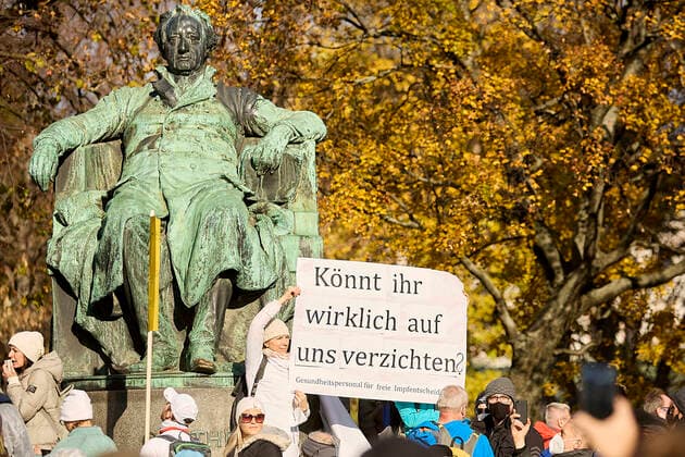 - Wien 20.11.2021 - Coronavirus Krise - Zwei Tage vor dem 4. Österreich weiten Lockdown und der für Februar angekündigten Impfpflicht waren heute, allein in Wien, über 10 Demonstrationen gegen die Coronamaßnehmen der Regierung angemeldet. Auch die Freiheitliche Partei (FPÖ) zählt zu den Organisatoren. Es galt eine FFP2-Maskenpflicht. Die Polizei war mit einem Grossaufgebot von rund 1.300 Polizisten im Einsatz. PHOTO: Die Demonstratnten in der Wiener Innenstadt. Vienna, Austria - Coronavirus Crisis - Two days before the 4th Austria-wide lockdown and the mandatory vaccination announced for February, over 10 demonstrations against the government s corona measures were registered today, in Vienna alone. The Freedom Party (FPÖ) is also one 