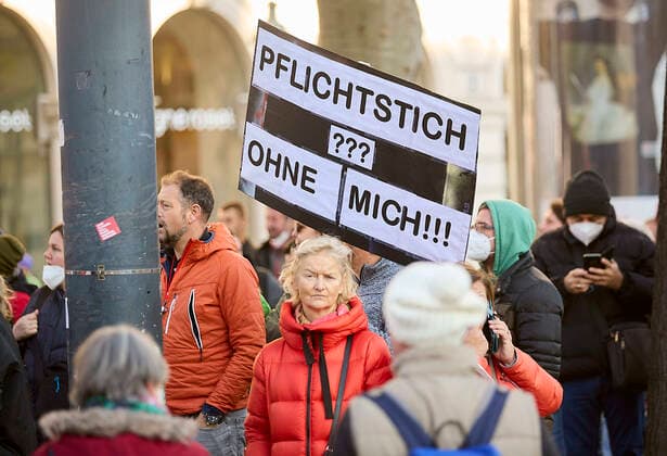 - Wien 20.11.2021 - Coronavirus Krise - Zwei Tage vor dem 4. Österreich weiten Lockdown und der für Februar angekündigten Impfpflicht waren heute, allein in Wien, über 10 Demonstrationen gegen die Coronamaßnehmen der Regierung angemeldet. Auch die Freiheitliche Partei (FPÖ) zählt zu den Organisatoren. Es galt eine FFP2-Maskenpflicht. Die Polizei war mit einem Grossaufgebot von rund 1.300 Polizisten im Einsatz. PHOTO: Die Demonstratnten in der Wiener Innenstadt. Vienna, Austria - Coronavirus Crisis - Two days before the 4th Austria-wide lockdown and the mandatory vaccination announced for February, over 10 demonstrations against the government s corona measures were registered today, in Vienna alone. The Freedom Party (FPÖ) is also one 