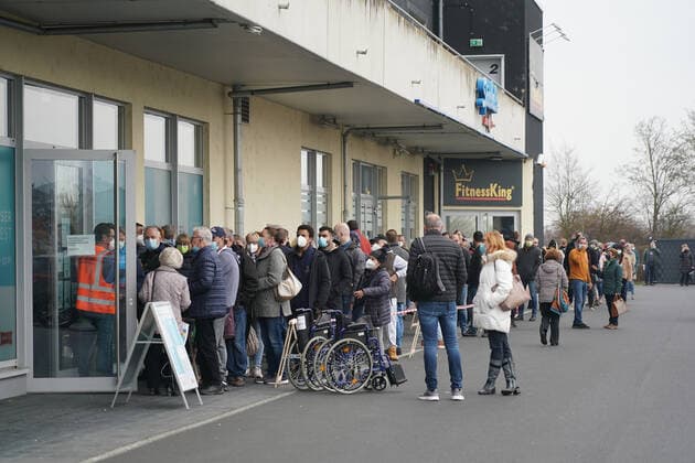 Lange Schlange am neuen Impfzentrum im Groß-Gerauer Helvetia Parc - Gross-Gerau 20.11.2021: Andrang am Impfzentrum light