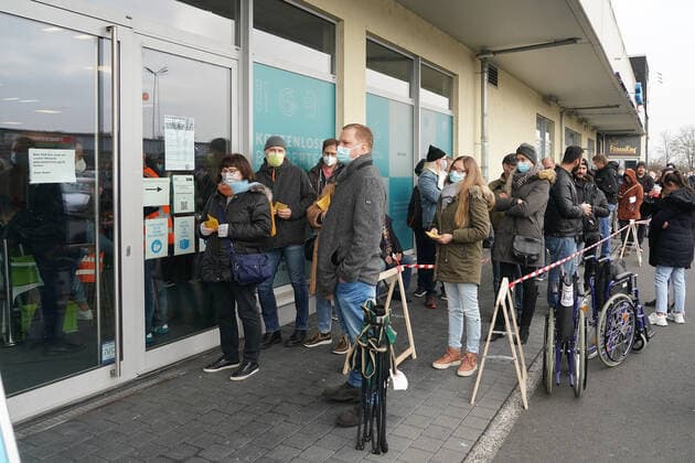 Wartende in der Schlange vor dem neuen Groß-Gerauer Impfzentrum - Gross-Gerau 20.11.2021: Andrang am Impfzentrum light