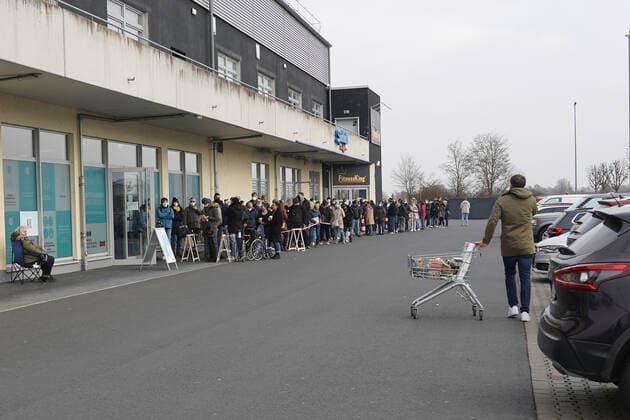 Wartende in der Schlange vor dem neuen Groß-Gerauer Impfzentrum - Gross-Gerau 20.11.2021: Andrang am Impfzentrum light