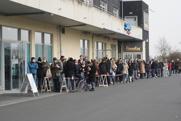 Wartende in der Schlange vor dem neuen Groß-Gerauer Impfzentrum - Gross-Gerau 20.11.2021: Andrang am Impfzentrum light