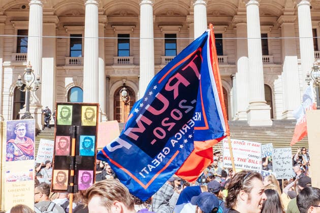 November 20, 2021: Protesters opposing the Pandemic Legislation being tabled in the Victorian Parliament on November 20, 2021 in Melbourne, Australia. Protests have been organised around Australia as part of a global day of action protesting against mandatory COVID-19 vaccines, lockdowns and restrictions imposed in response to the coronavirus pandemic - ZUMAp121 20211120_zsp_p121_006 Copyright: xChrisxPutnamx