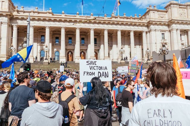 November 20, 2021: Protesters opposing the Pandemic Legislation being tabled in the Victorian Parliament on November 20, 2021 in Melbourne, Australia. Protests have been organised around Australia as part of a global day of action protesting against mandatory COVID-19 vaccines, lockdowns and restrictions imposed in response to the coronavirus pandemic - ZUMAp121 20211120_zsp_p121_009 Copyright: xChrisxPutnamx