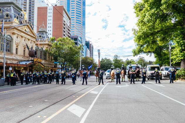 November 20, 2021: Protesters opposing the Pandemic Legislation being tabled in the Victorian Parliament on November 20, 2021 in Melbourne, Australia. Protests have been organised around Australia as part of a global day of action protesting against mandatory COVID-19 vaccines, lockdowns and restrictions imposed in response to the coronavirus pandemic - ZUMAp121 20211120_zsp_p121_012 Copyright: xChrisxPutnamx