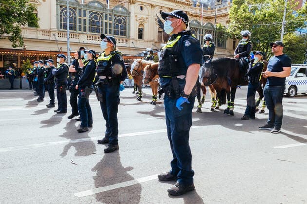 November 20, 2021: Protesters opposing the Pandemic Legislation being tabled in the Victorian Parliament on November 20, 2021 in Melbourne, Australia. Protests have been organised around Australia as part of a global day of action protesting against mandatory COVID-19 vaccines, lockdowns and restrictions imposed in response to the coronavirus pandemic - ZUMAp121 20211120_zsp_p121_013 Copyright: xChrisxPutnamx