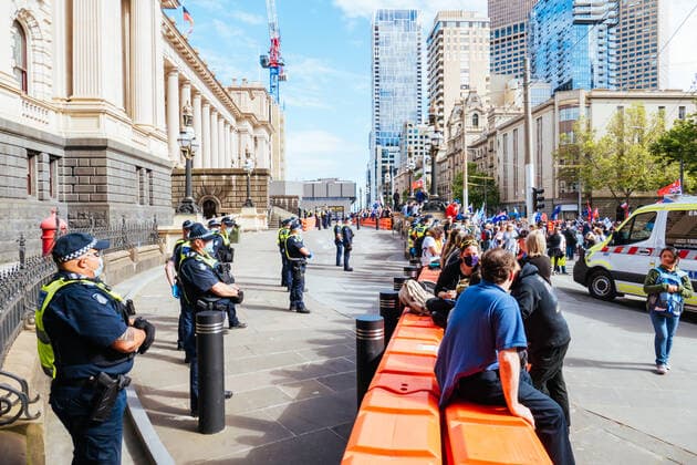 November 20, 2021: Protesters opposing the Pandemic Legislation being tabled in the Victorian Parliament on November 20, 2021 in Melbourne, Australia. Protests have been organised around Australia as part of a global day of action protesting against mandatory COVID-19 vaccines, lockdowns and restrictions imposed in response to the coronavirus pandemic - ZUMAp121 20211120_zsp_p121_014 Copyright: xChrisxPutnamx