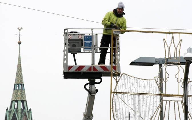 News Bilder des Tages Arbeiter montiert die Weihnachtsbeleuchtung . Aufgrund der neuen Beschränkungen für das Coronavirus ist der Christkindlesmarkt 2021 abgesagt. Die Verkäufer bauen die Stände ab. during the Light Lockdown of the Covid 19 Coronavirus Pandemie in Nürnberg , Bayern, Deutschland . November 20, 2021.